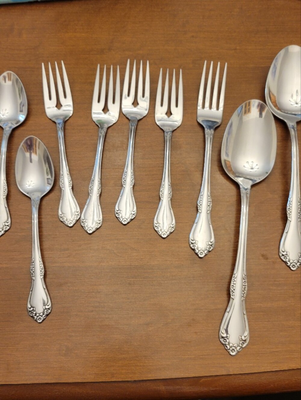 Oneida LTD WM Rogers Deluxe Stainless Steel Flatware, 10 pieces